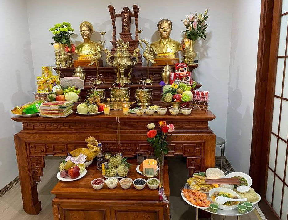 Án gian thờ Tứ Quý chân 12 gỗ Hương đá